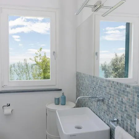 בית נופש Pini House, Inside A Private Park, Pool, Tennis, Ac, Parking Next And Parking In Lerici! לריצ'י