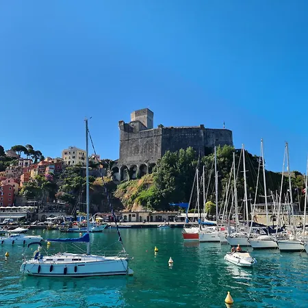 Сasa de vacaciones Pini House, Inside A Private Park, Pool, Tennis, Ac, Parking Next And Parking In Lerici! Lerici